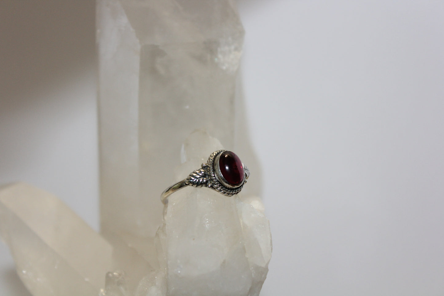 Ring - Garnet - size - 9