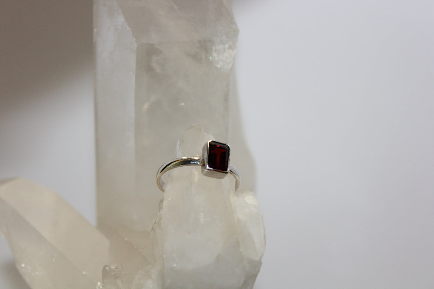 Ring - Garnet - size - 8