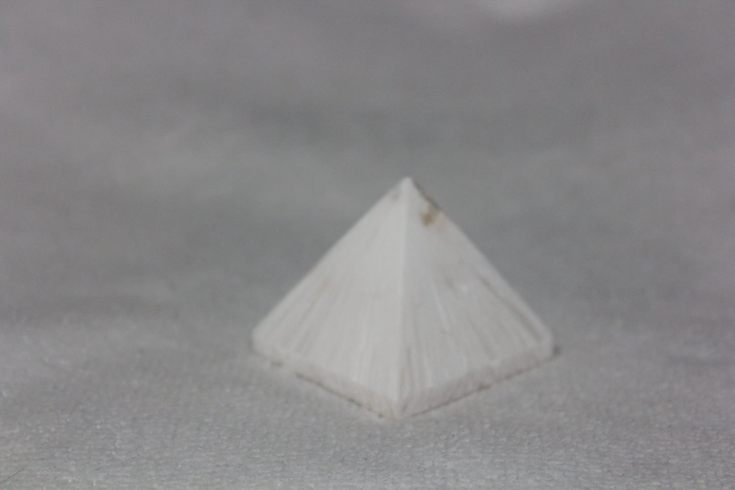 Pyramid - Scolecite - med