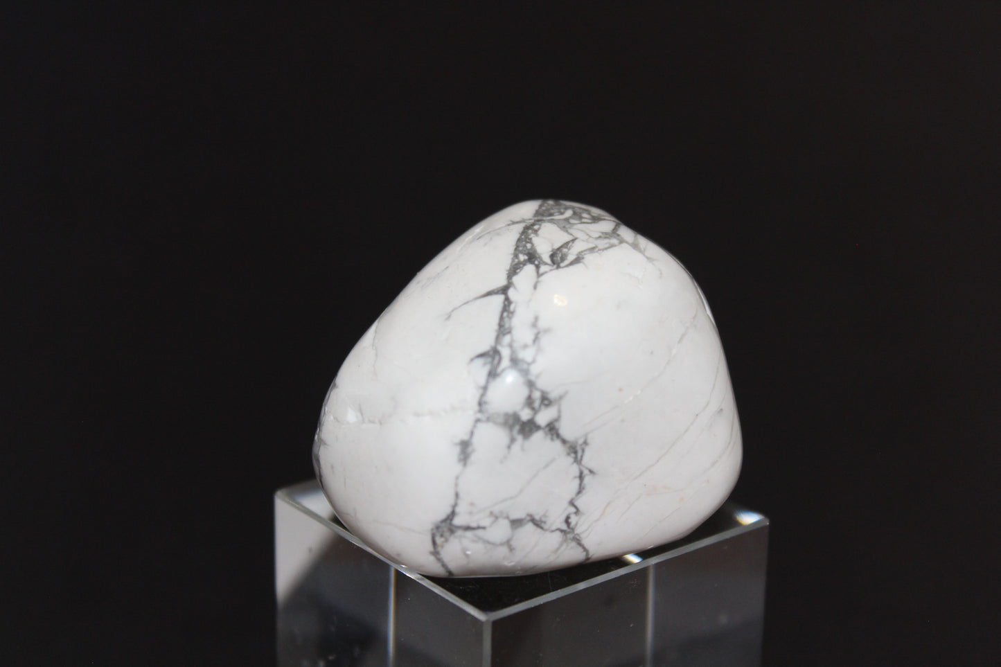 Large Tumble - Howlite - white