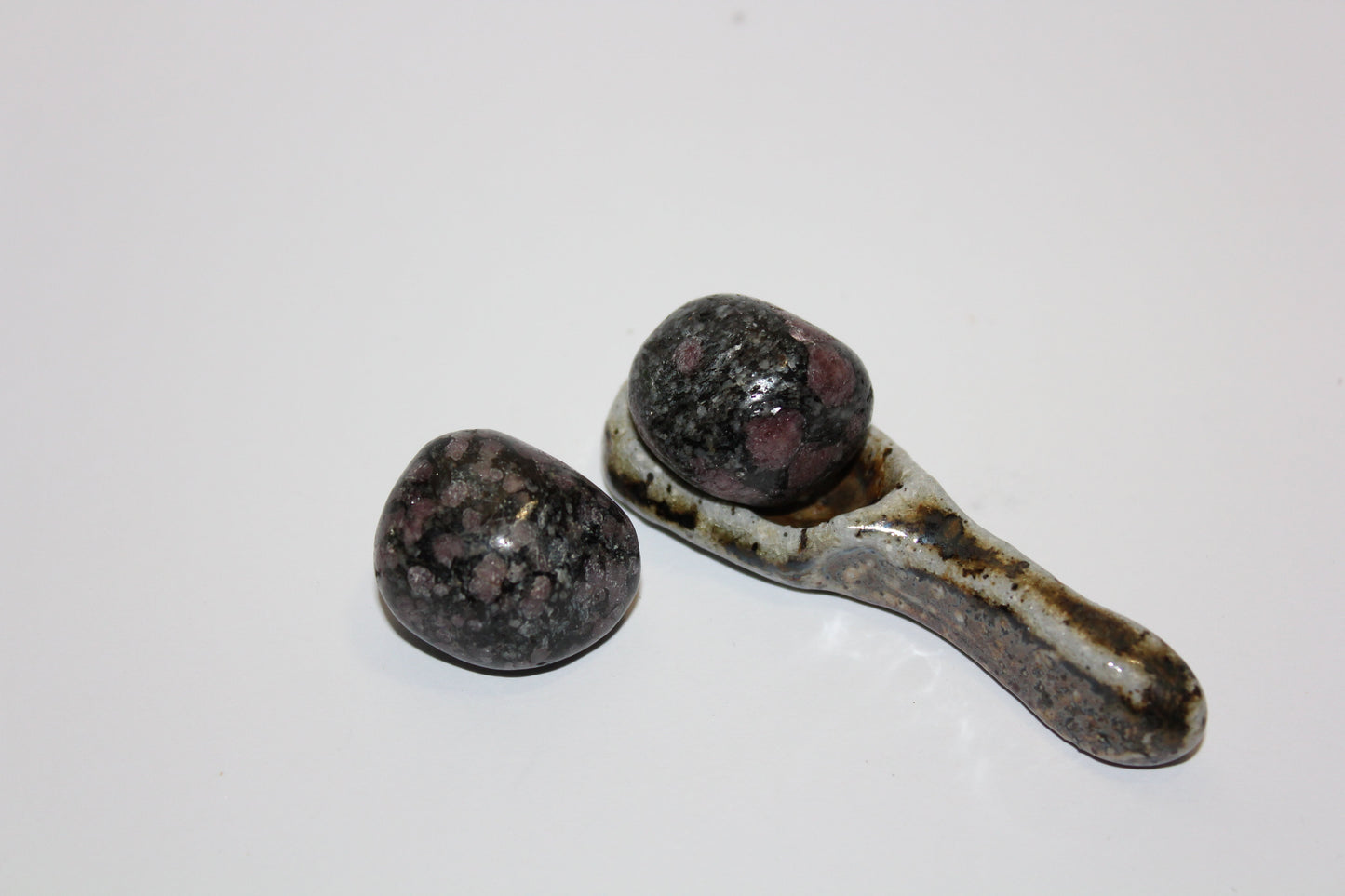 Tumbled - Garnet in Amphibolite - A+ - med