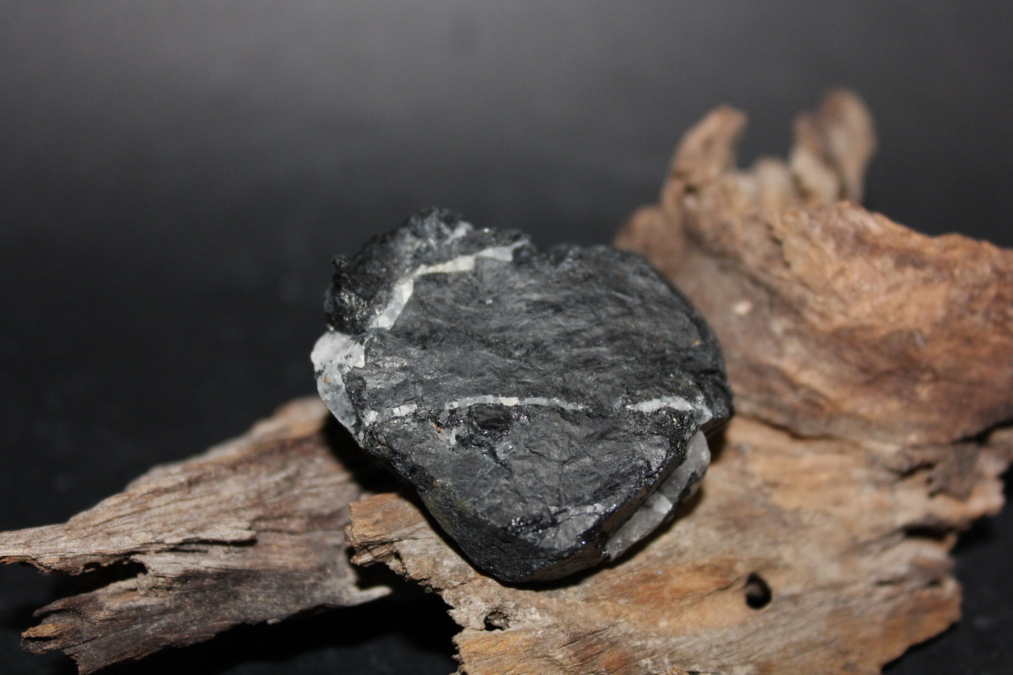 Raw - Tourmaline - Black (with Quartz) - sml