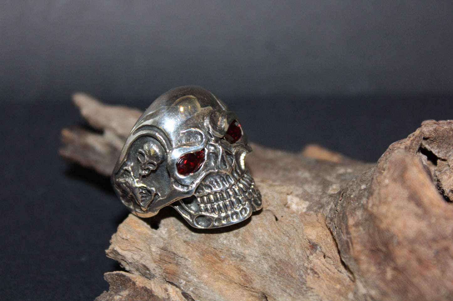 Ring - Men's - Stirling Silver (Skull with Garnet eyes)