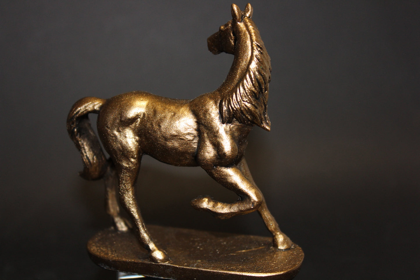 Horse (gold/on stand)