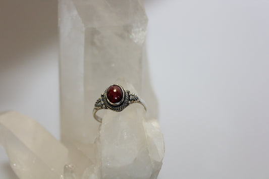 Ring - Garnet - size - 9