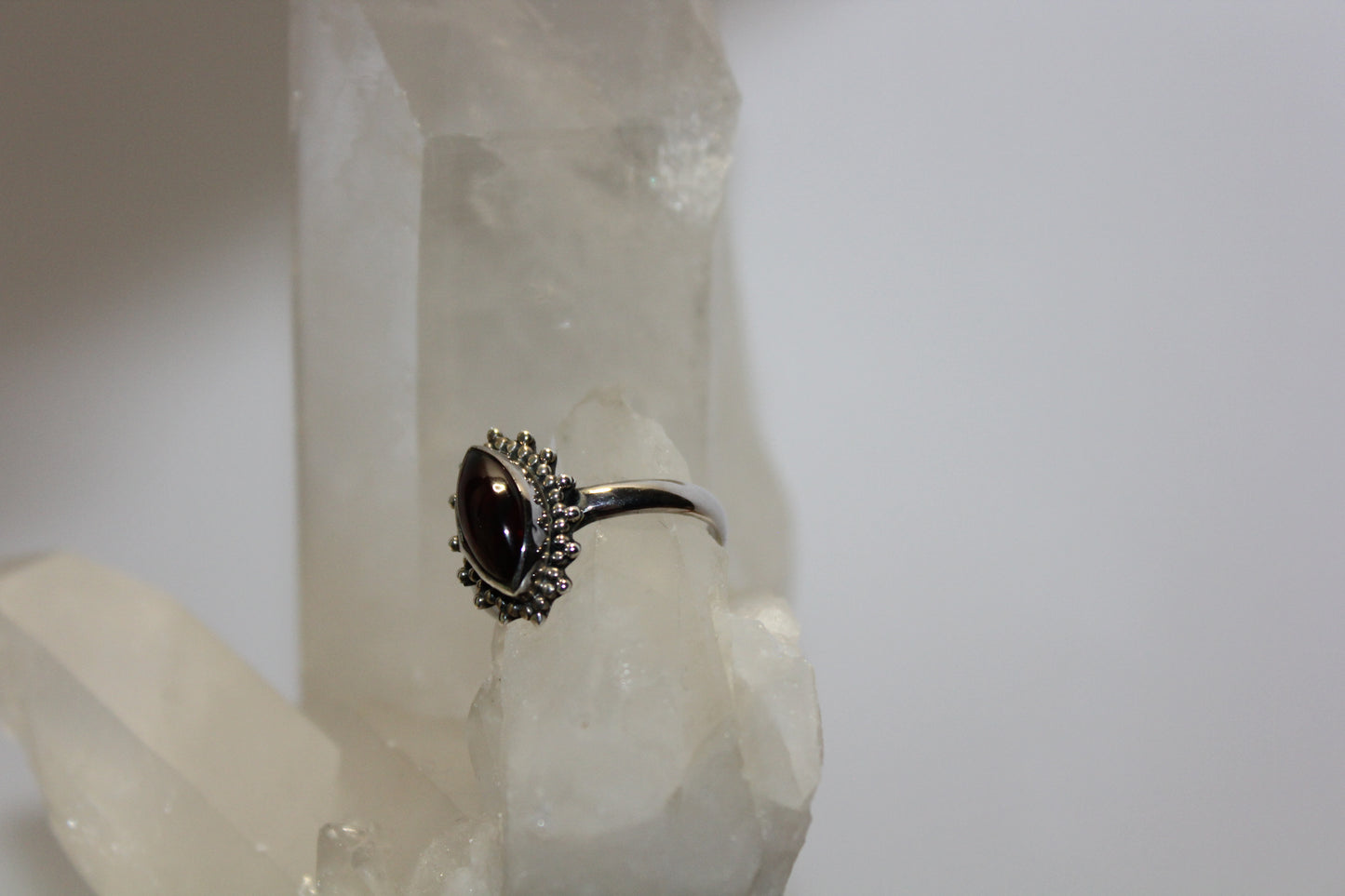Ring - Garnet - size - 8