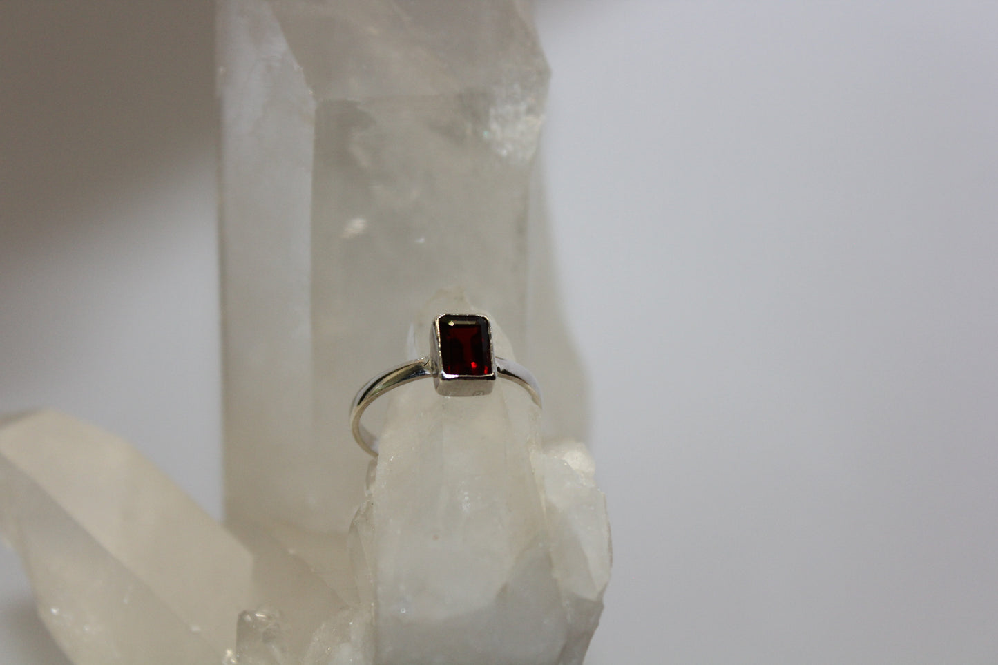 Ring - Garnet - size - 8