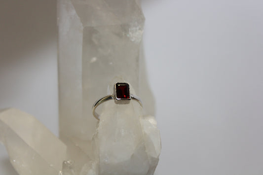 Ring - Garnet - size - 8