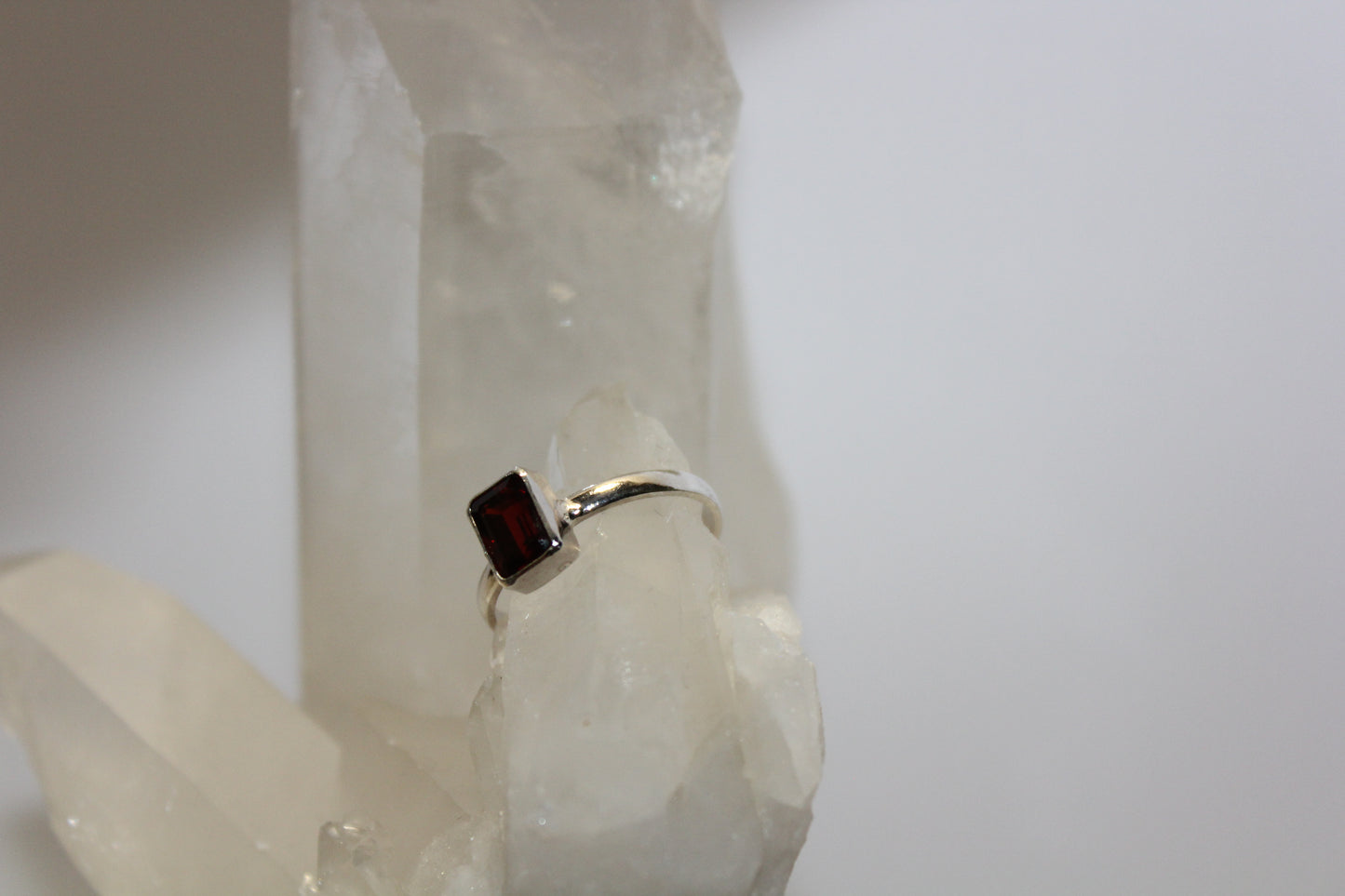 Ring - Garnet - size - 8