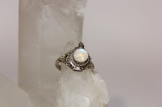 Ring - Moonstone - size - 9