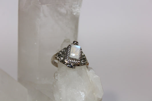 Ring - Moonstone - size - 9