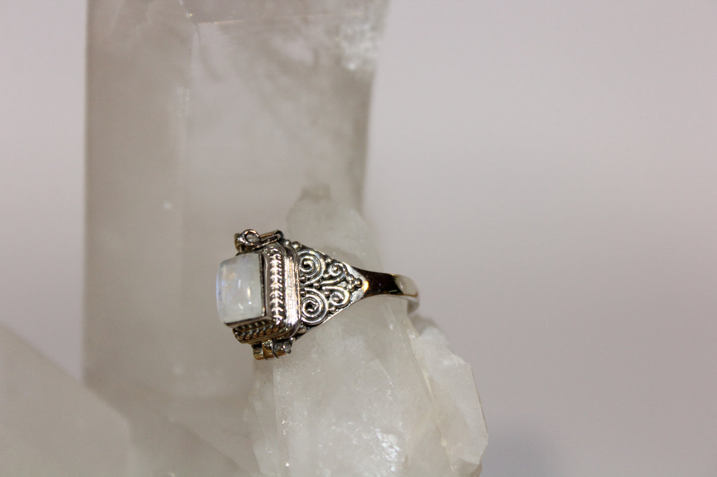 Ring - Moonstone - size - 9