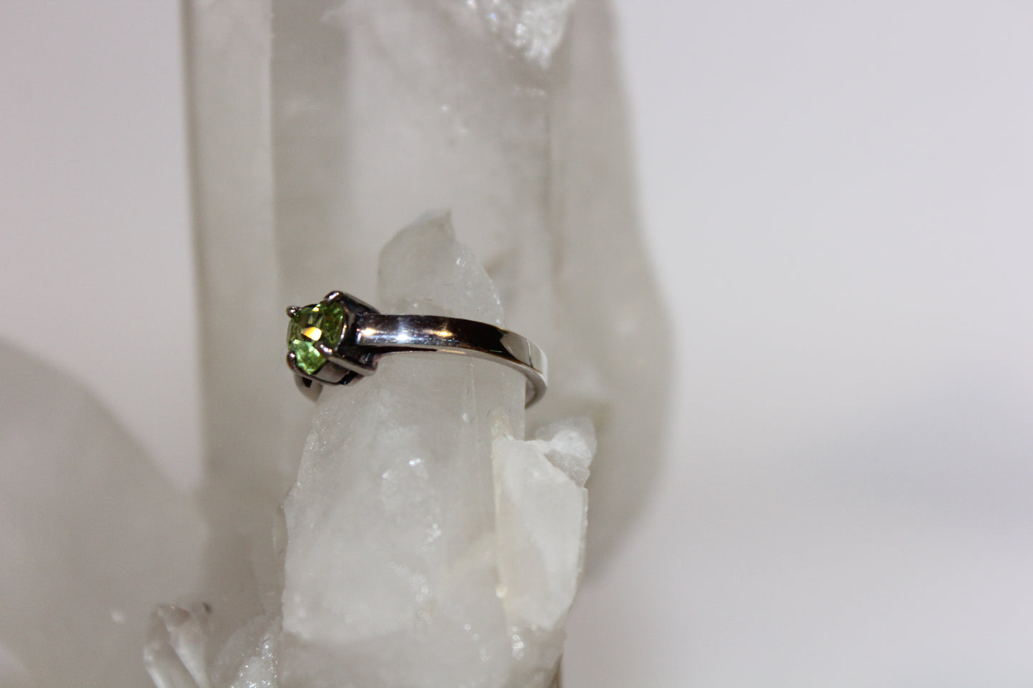 Ring - Peridot - size - 6.5