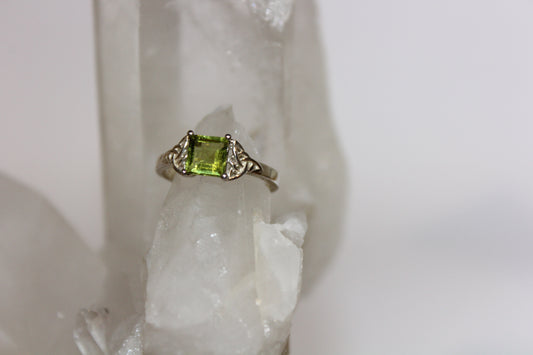 Ring - Peridot - size - 7
