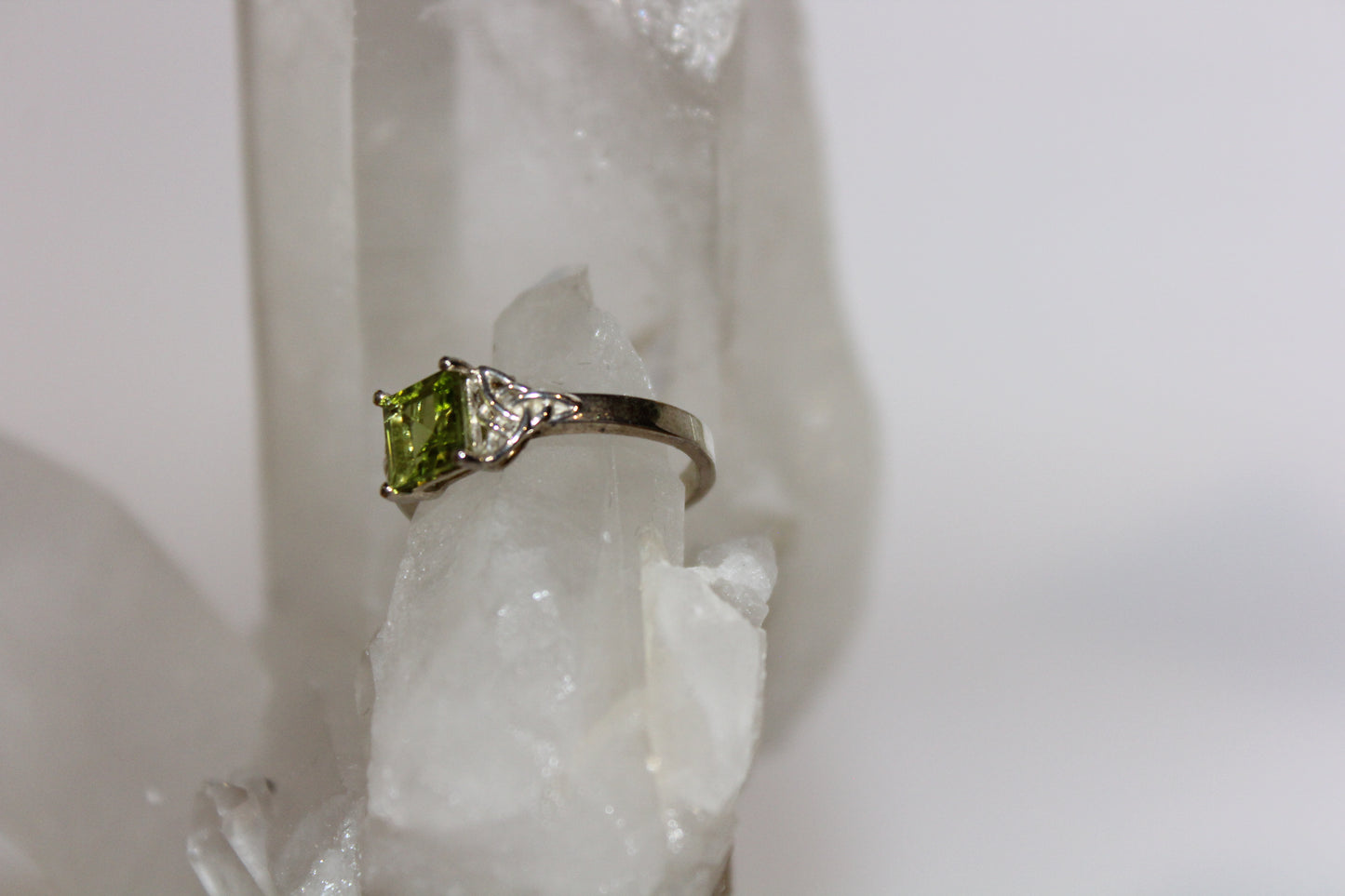 Ring - Peridot - size - 7