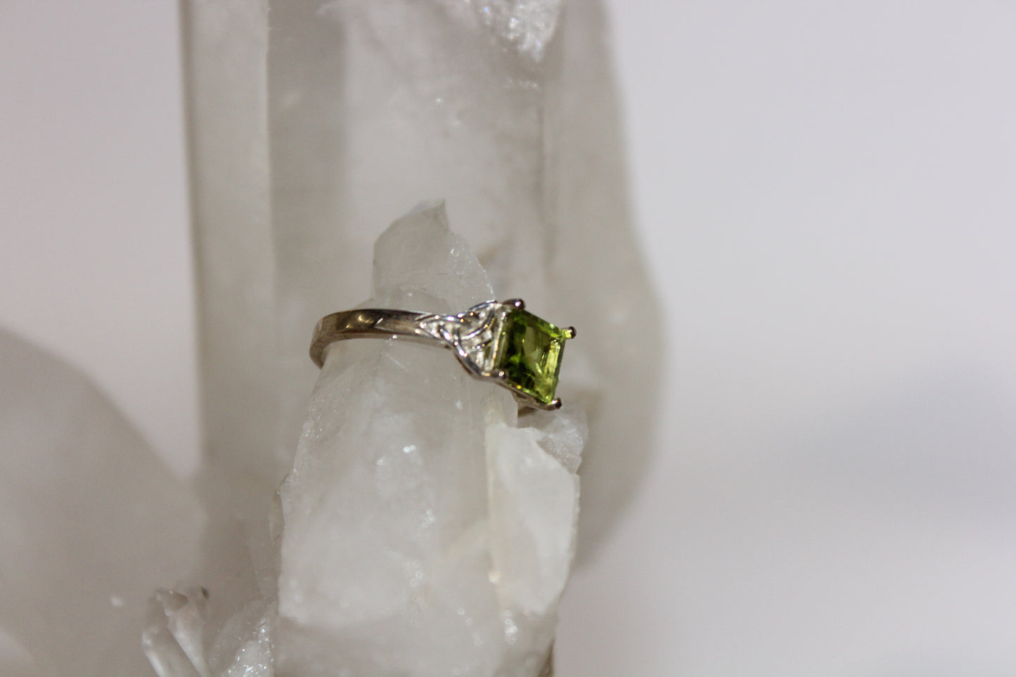 Ring - Peridot - size - 7