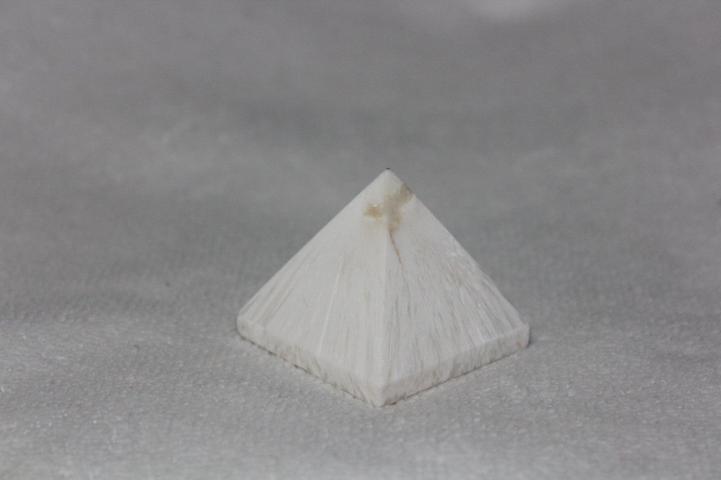 Pyramid - Scolecite - med