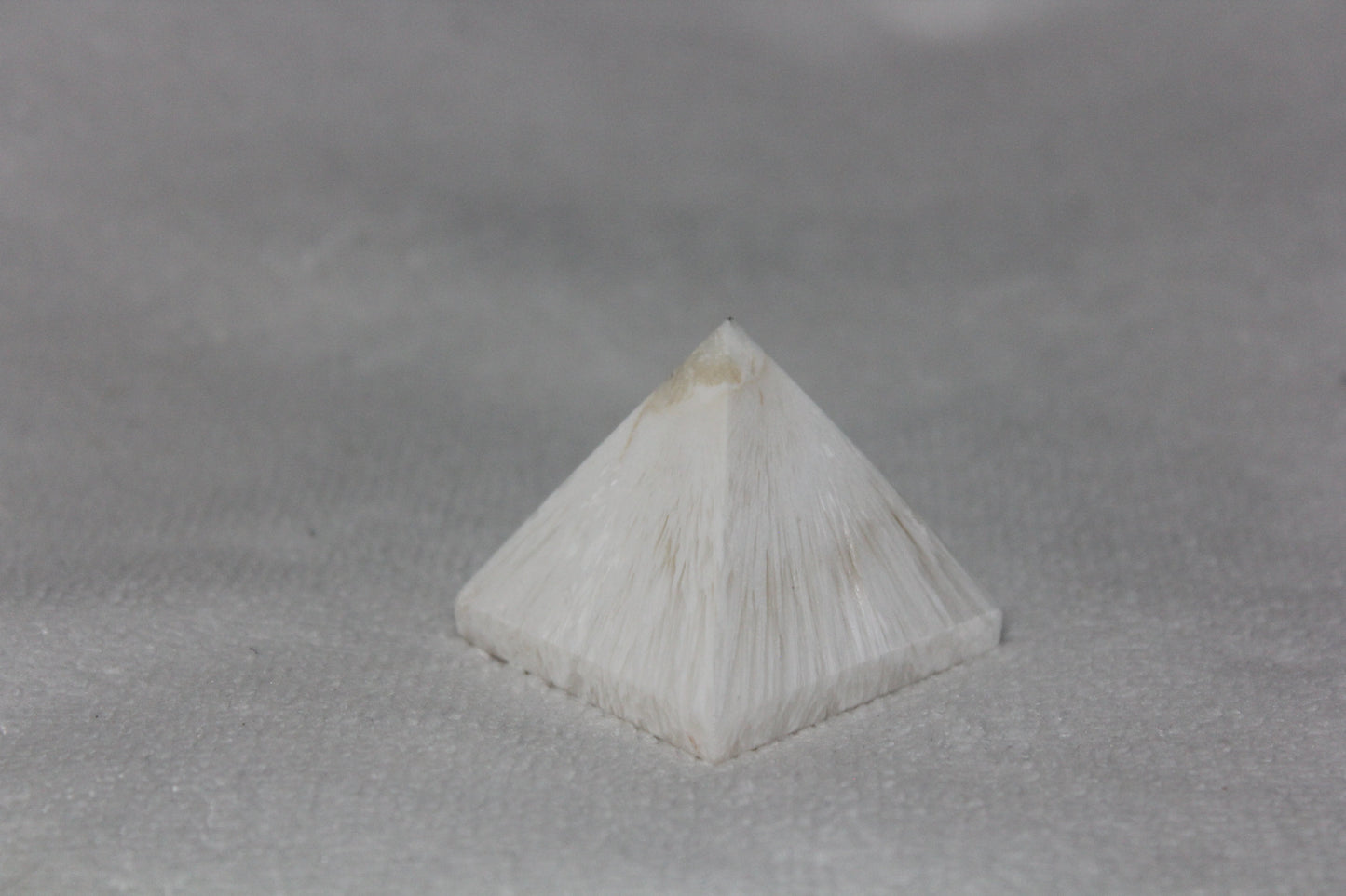 Pyramid - Scolecite - med
