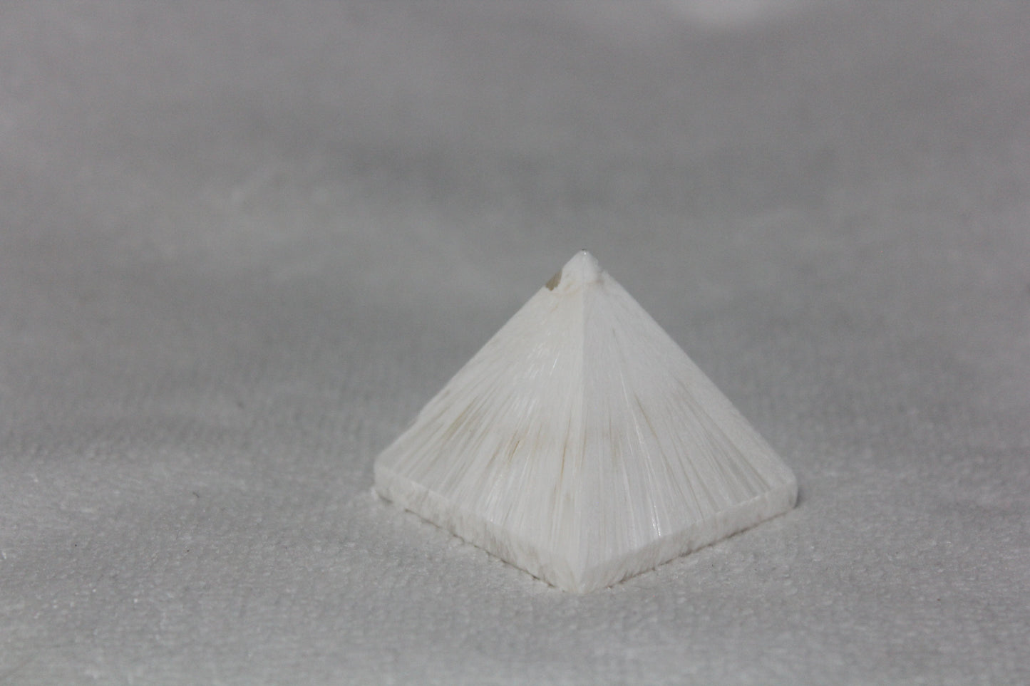 Pyramid - Scolecite - med