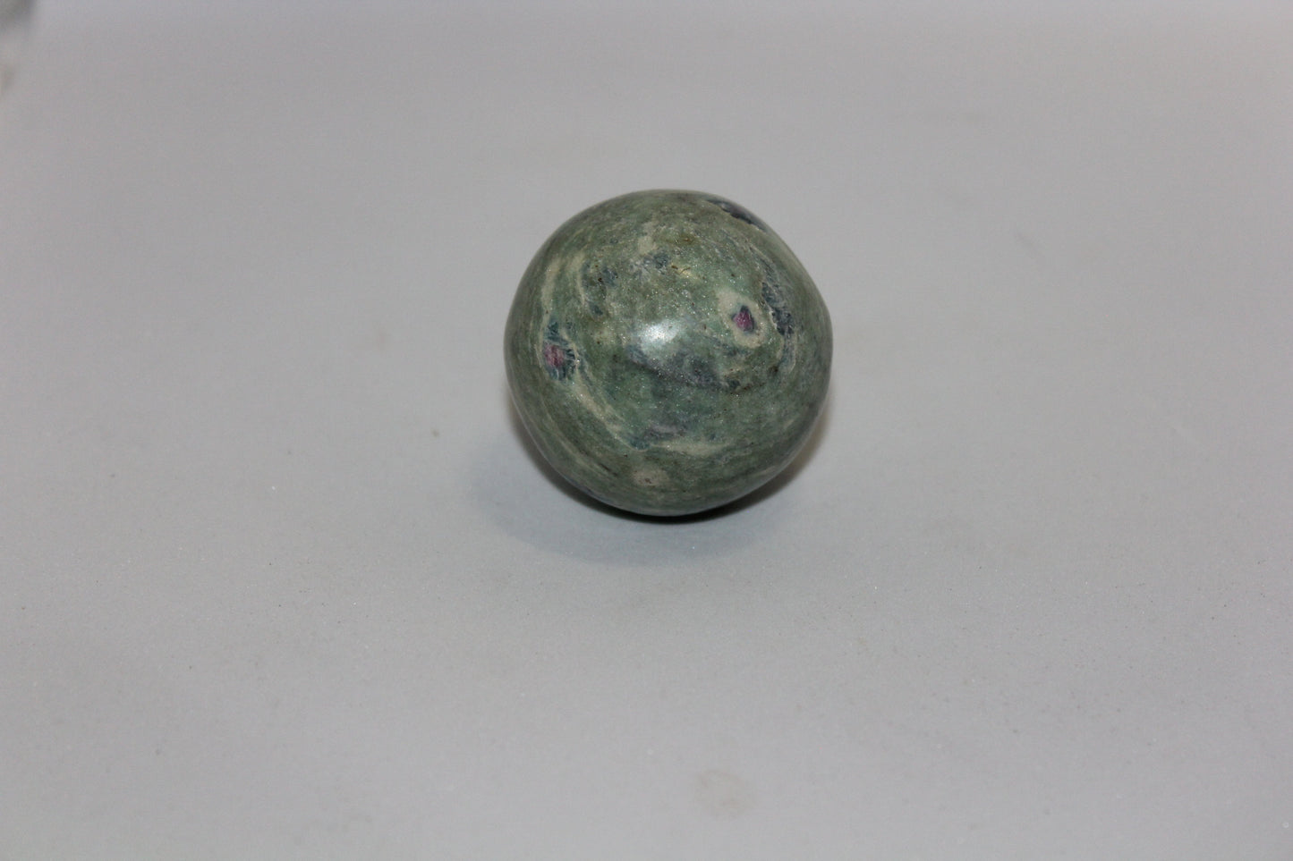 Sphere - Ruby Fuchsite - med