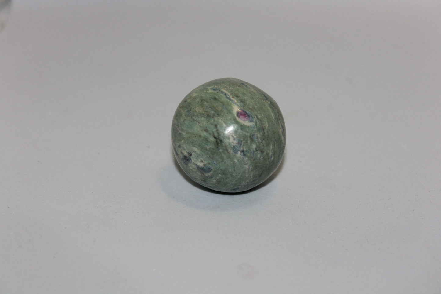 Sphere - Ruby Fuchsite - med