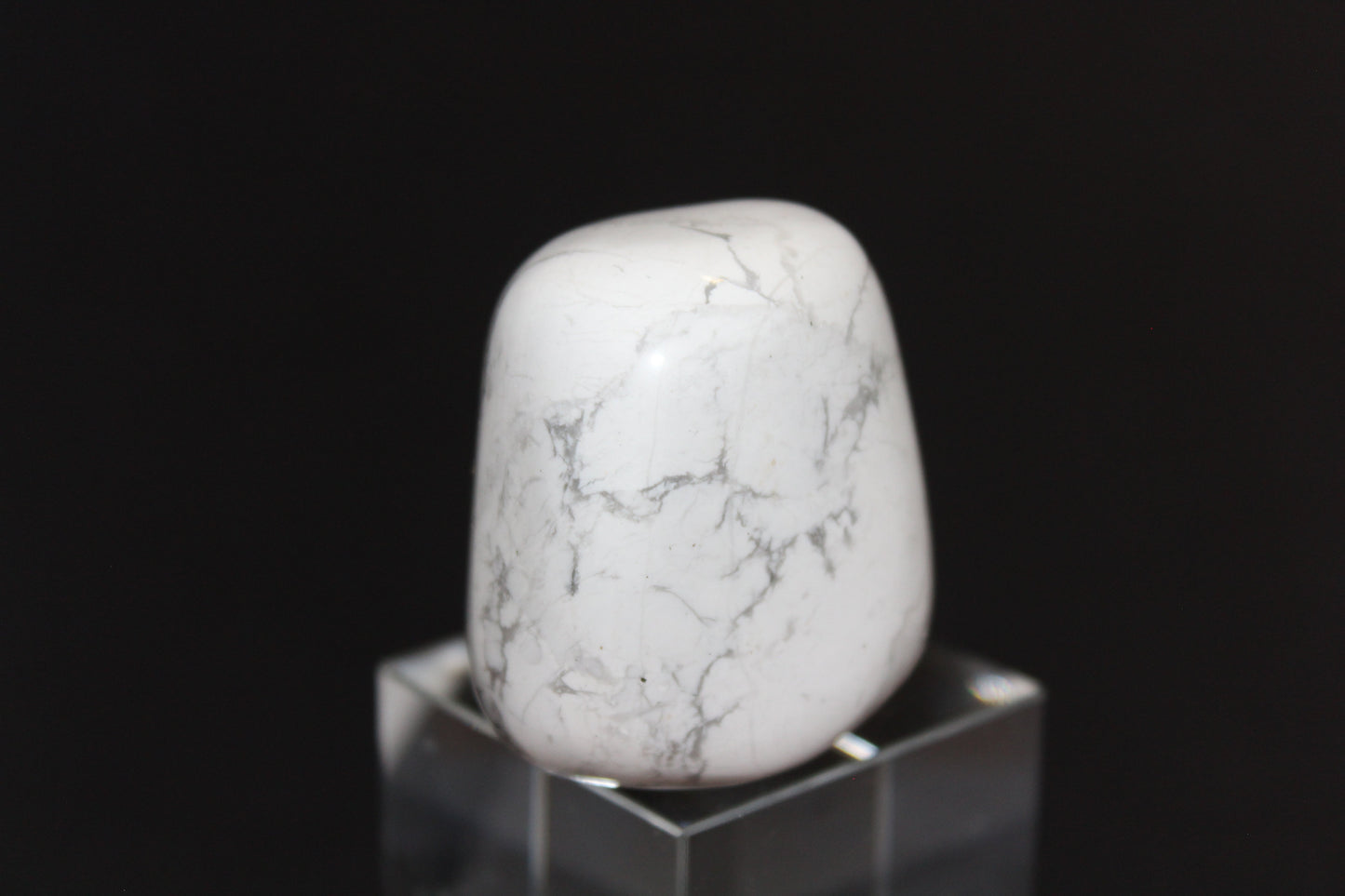 Large Tumble - Howlite - white