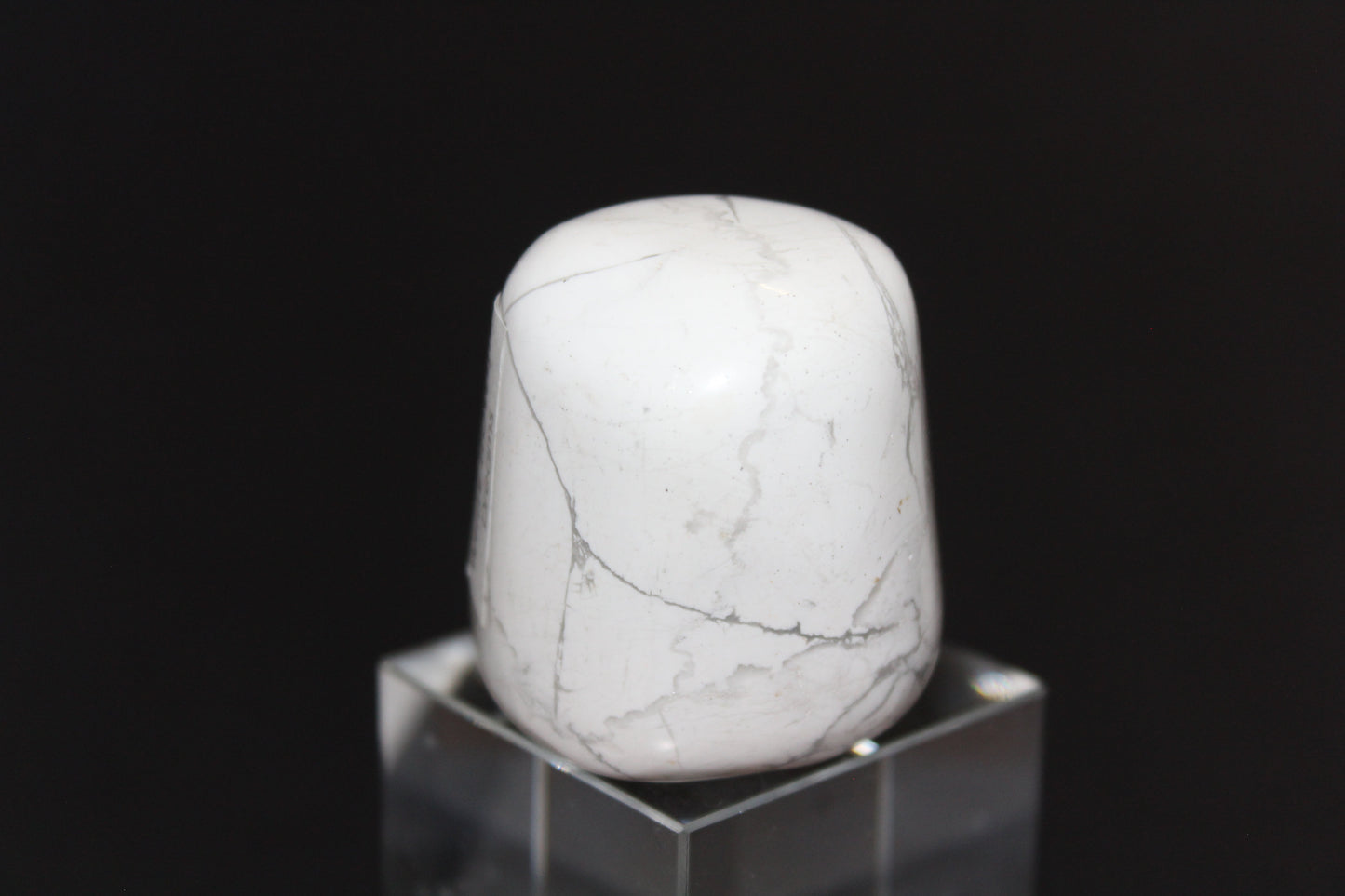 Large Tumble - Howlite - white