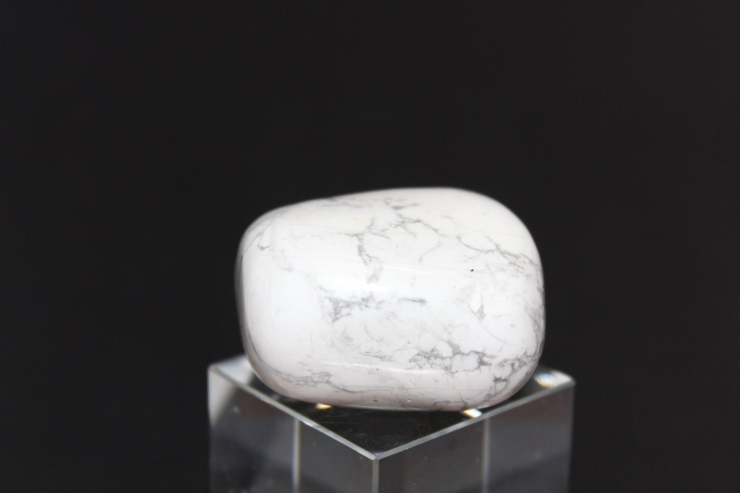 Large Tumble - Howlite - white