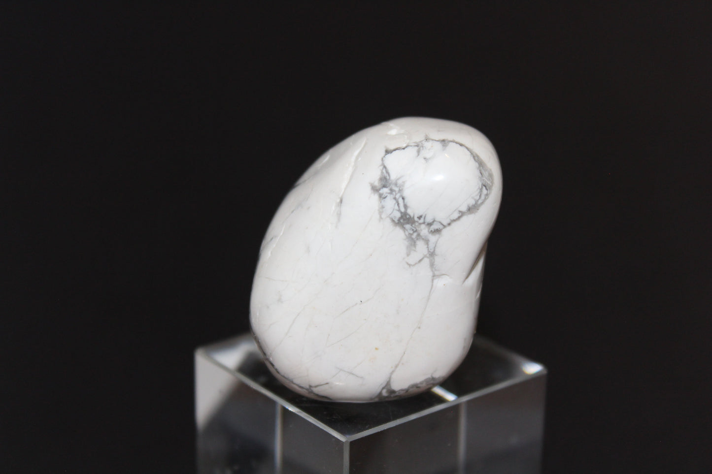 Large Tumble - Howlite - white