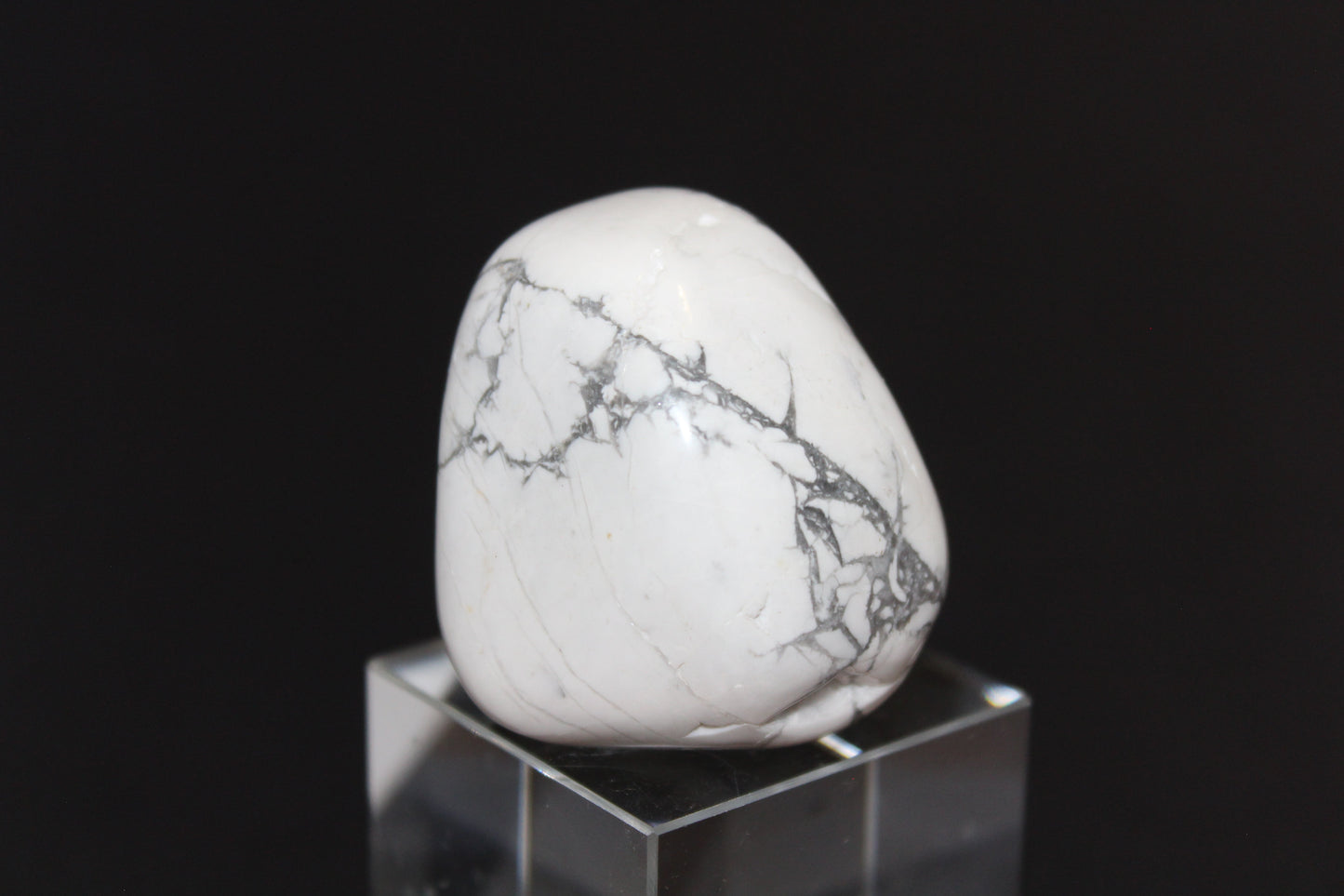 Large Tumble - Howlite - white