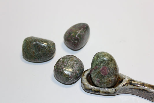 Tumbled - Ruby Fuchsite - med