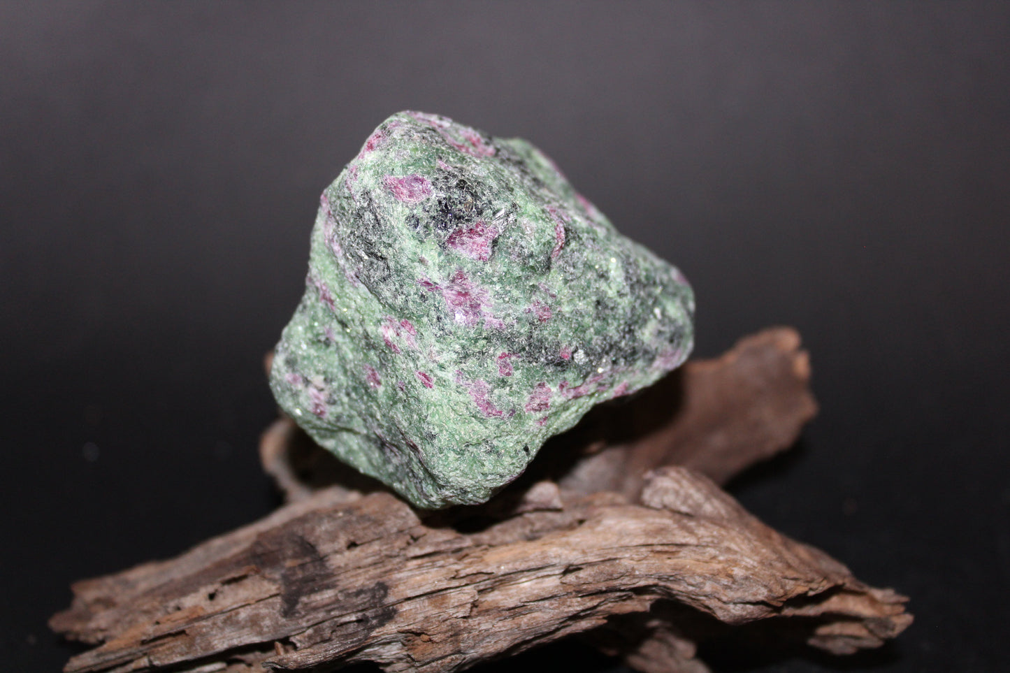 Raw - Ruby in Zoizite - med
