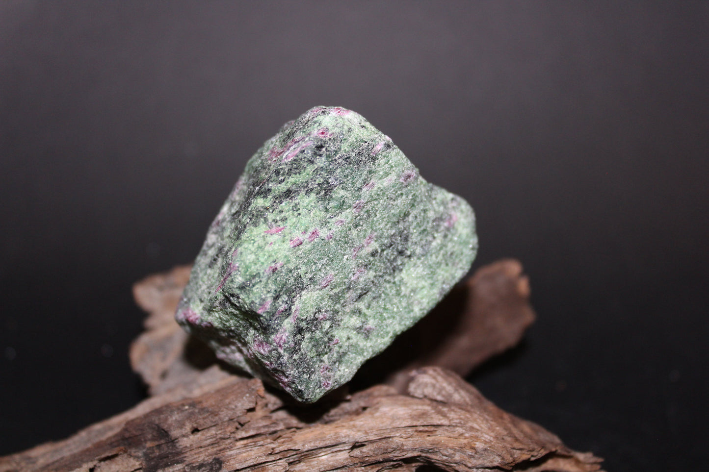 Raw - Ruby in Zoizite - med