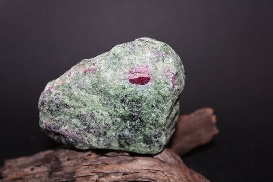 Raw - Ruby in Zoizite - med