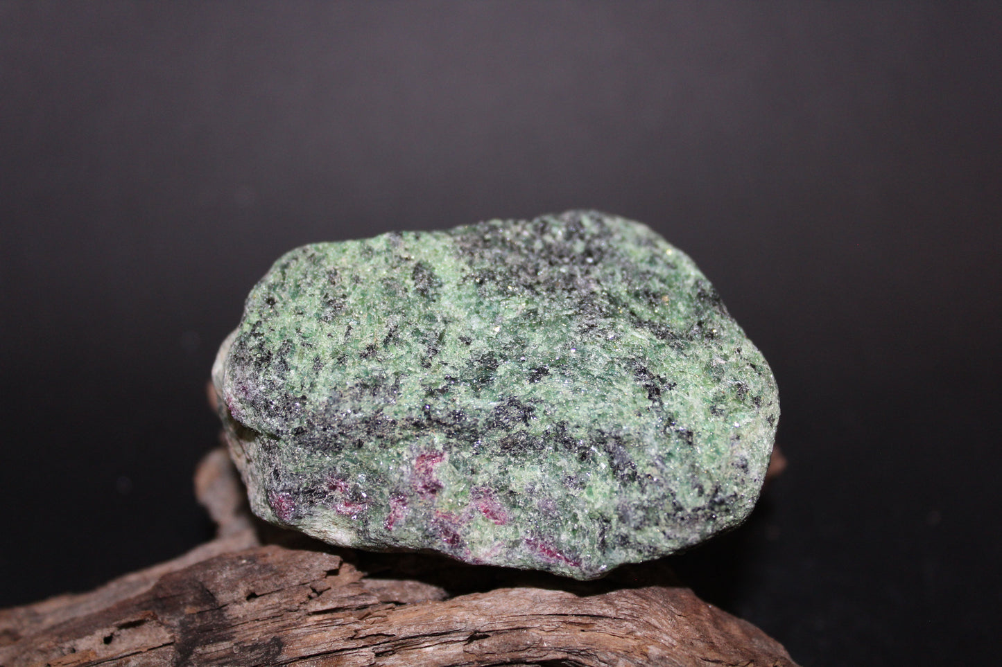 Raw - Ruby in Zoizite - med