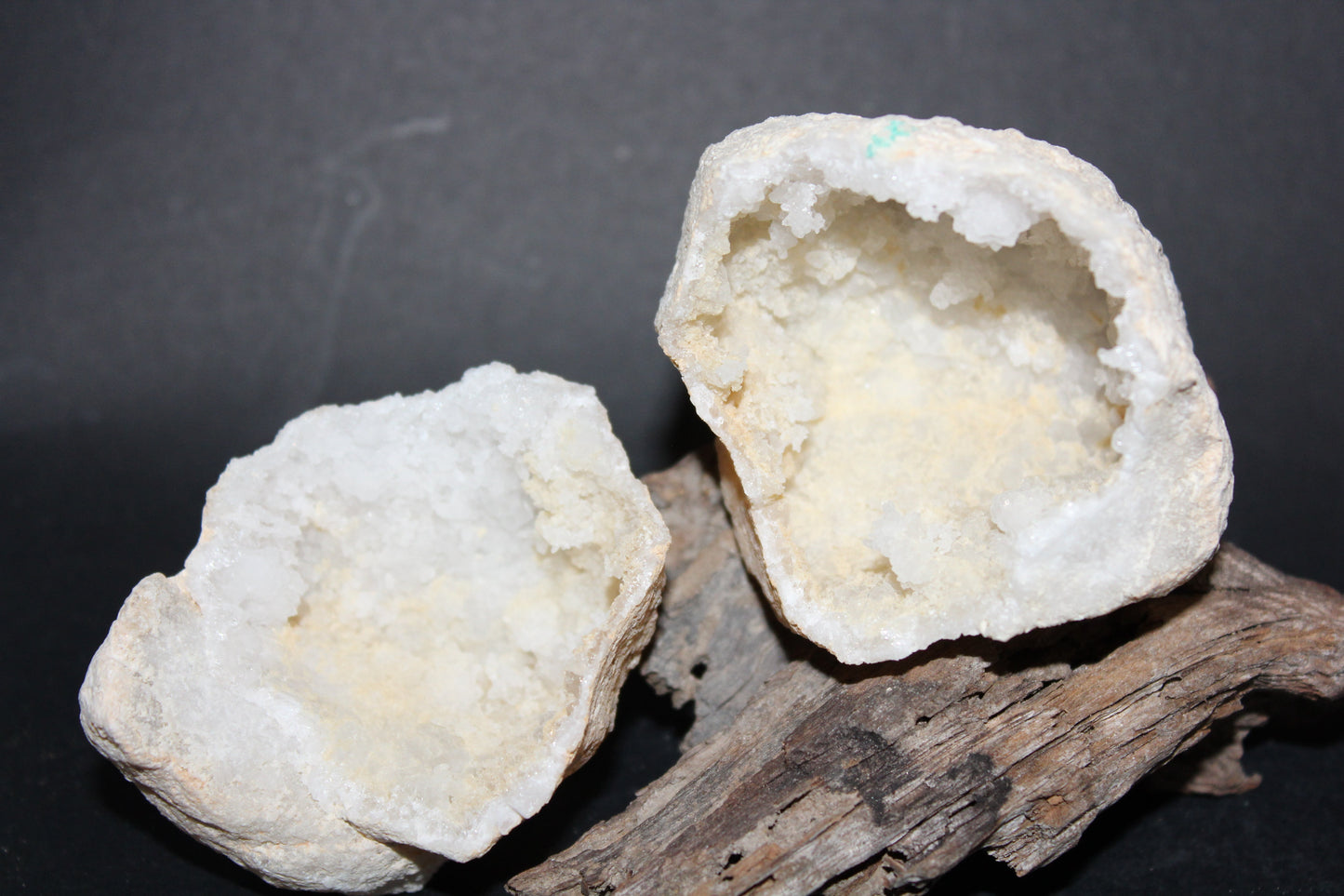 Geode - Clear Quartz - full geode - med