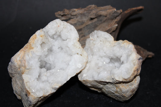 Geode - Clear Quartz - full geode - med