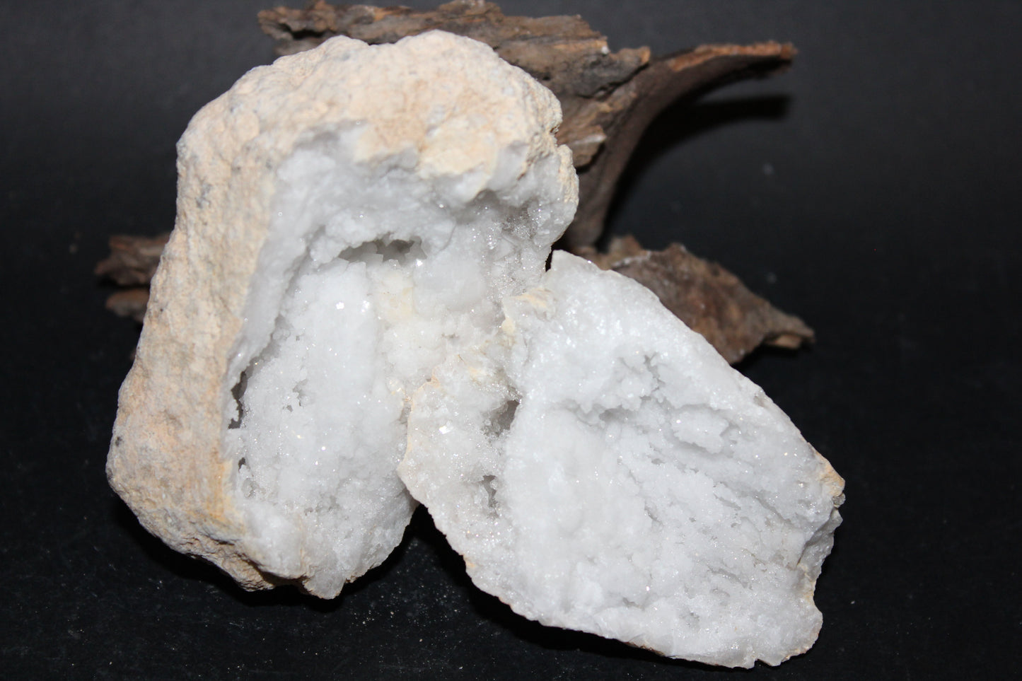 Geode - Clear Quartz - full geode - med