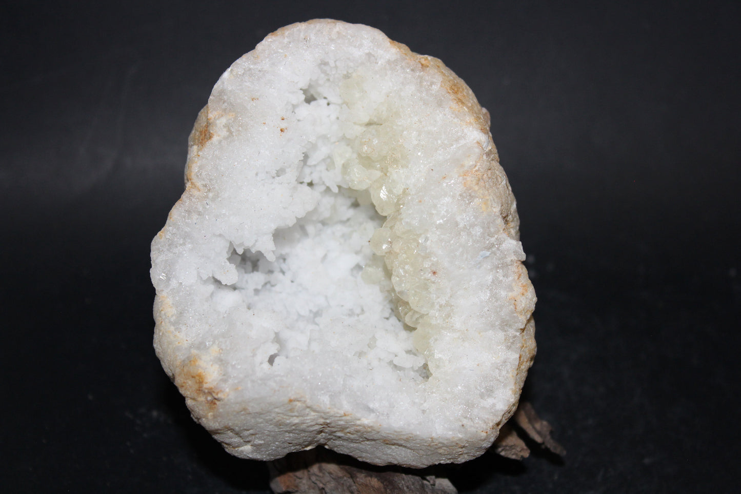 Geode - Clear Quartz - 1/2 geode - med/lge
