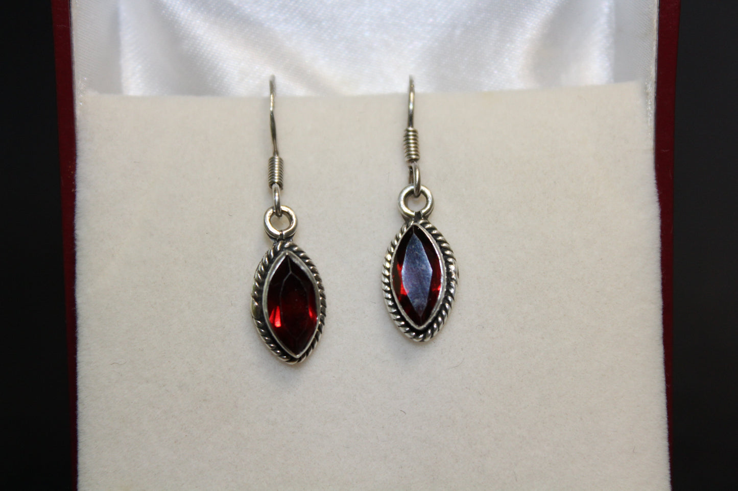 Earrings - Garnet (faceted) - oval