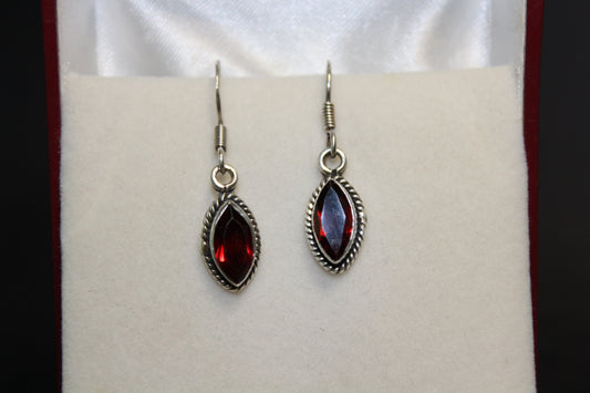 Earrings - Garnet (faceted) - oval