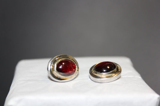 Earrings - Studs - Garnet - oval - gold/silver setting