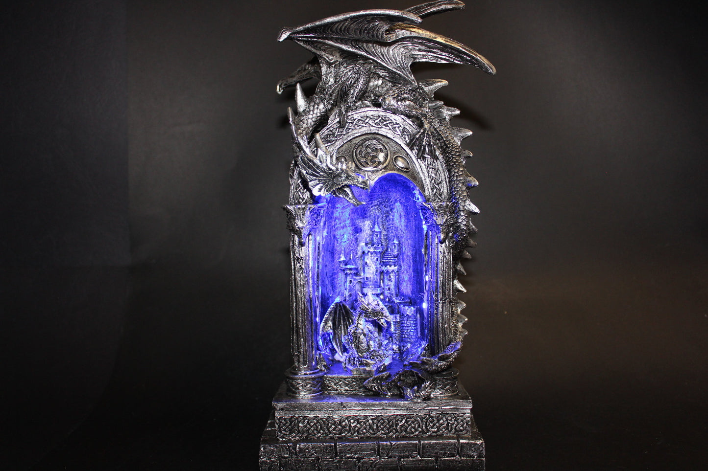 Dragon in light up cave (silver) - lge