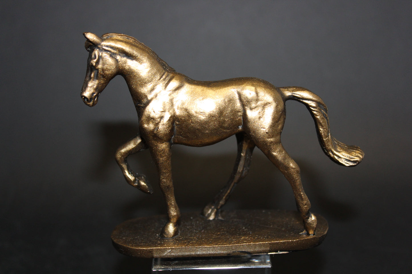 Horse (gold/on stand)