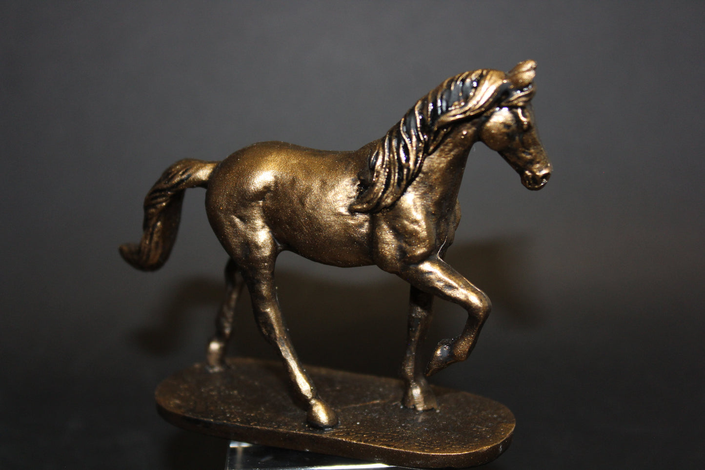 Horse (gold/on stand)