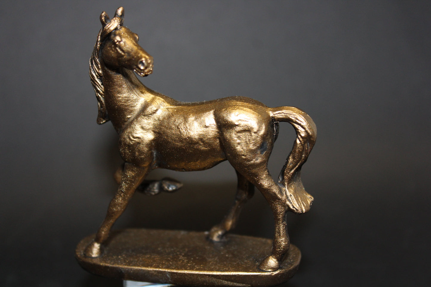 Horse (gold/on stand)