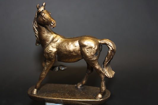 Horse (gold/on stand)